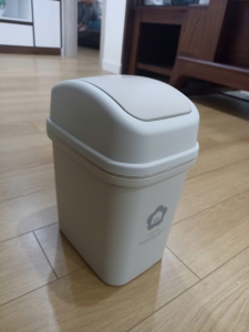Thùng rác nắp lật (Kèm ruột)                                                       Dung tích 3 loại: 5L, 10L, 15L.                 Kích thước 5L: 226x167x300mm Kích thước 10L: 261x170x425mm Kích thước 15L: 304x197x486mm
