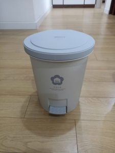 Thùng rác đạp tròn (Kèm ruột)                                                       Dung tích 2 loại tròn đc 6L, 12L,  Kích thước 6L: 243x233x281 mm Kích thước 12L: 291x282x345mm