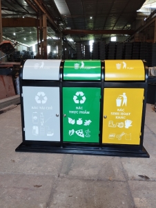 Thùng rác 3 ngăn thép phun sơn tĩnh điện Kích thước: DxRxC= 1290 x 480 x 900 mm