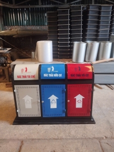 Thùng rác 3 ngăn thép phun sơn tĩnh điện Kích thước: DxRxC= 1290 x 480 x 900 mm